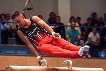 TopScorer Pavel Karnejenko am Pauschenpferd im neuen Monheimer Trikot.