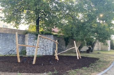 Das Bild zeigt eine der Spielstationen im Stadtgraben Wemding.