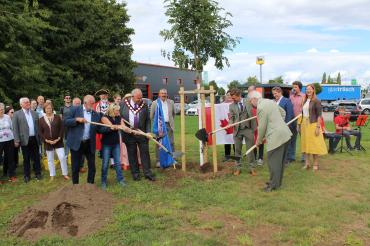 Gemeinsam wurde der neue Freundschaftsbaum anlässlich des 20-jährigen Bestehens der Städtepartnerschaft zwischen Nördlingen und Markham "gepflanzt". 