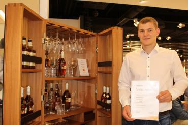 Benedikt Wolf gewinnt mit seinem Gesellenstück, einem Barschrank, den 1. Platz beim Wettbewerb "Die Gute Form". 