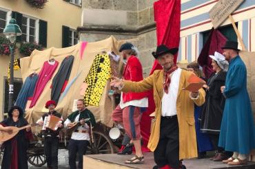 Das Bild zeigt das Dramatische Ensemble bei einer Vorstellung.