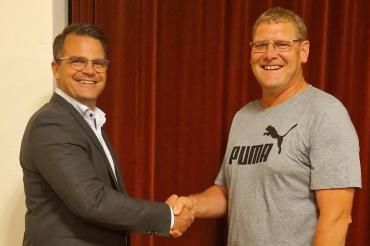 Oberbürgermeister Jürgen Sorré gratuliert Jürgen Kapfer zur Wahl als Wörnitzsteiner Ortssprecher.