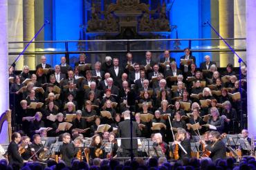 Unter der Leitung von Kirchenmusikdirektor Udo Knauer singen und musizieren die Kantorei St. Georg, das Oettinger Bachorchester und als Solistenquartett Julia Küßwetter (Sopran), Maria Pizzuto (Alt), Dennis Marr (Tenor) und Manuel Kundinger (Bass). 