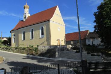 Das Bild zeigt die Wallfahrtskirche St. Thomas, Gunzenheim, sowie den im Zuge der Dorferneuerung neugestalteten Eingangsbereich.