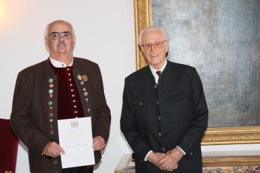 Am Mittwoch, den 21.09.2022 wurde Klaus Herbich (links) von seiner Königlichen Hoheit Franz von Bayern das Protektorabzeichen in Gold verliehen. 