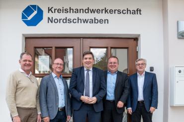 Wie wichtig eine gute Zusammenarbeit zwischen den Handwerksbetrieben und der Politik ist, waren sich (von links) Stellvertretender Kreishandwerksmeister Joachim Sigg, Erwin Seiler (Stv. Landrat Donau-Ries), Dillingens Landrat Markus Müller, Christoph Schweyer (Geschäftsführer Kreishandwerkerschaft Nordschwaben) und Kreishandwerksmeister Werner Luther einig.