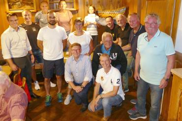 Auf dem Bild neben den Teilnehmern links stehend OB Jürgen Sorré, links knieend Landrat Stefan Rößle, rechts außen BLSV-Kreisreferent Hannes Rohrer und Übungsleiter Werner Freißler.