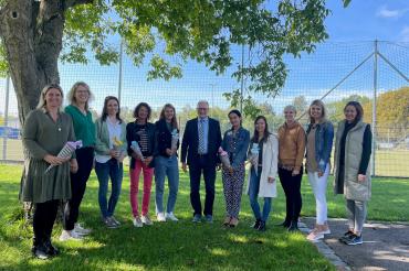 Direktor Gerhard Härpfer begrüßt ganz herzlich seine neuen Kolleginnen (von links): Carolin Reinke-Roscher, Elke Keitel, Martina Herrmann, Manuela Feichtinger, Sarah Neufeld, Direktor Gerhard Härpfer, Christina Höger, Verena Obel, Maria Keller, Susanne Scharpf, Larissa Govoni. 