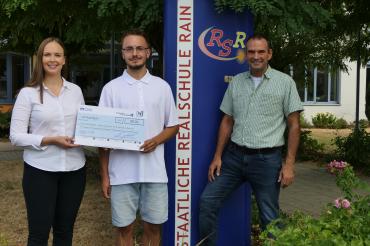 (links nach rechts) Eleonore Fischer (Wirtschaftsjunioren Donau-Ries), Eric Hirlimann (Gewinner des Wirtschaftsquiz 2021/22) und Christian Sattich (Lehrer Realschule Rain)