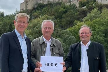 Unser Bild zeigt bei der Spendenübergabe (von links nach rechts): Bezirksrat Peter Schiele, Alt-Bezirkstagspräsident Jürgen Reichert und den ehemaligen Bezirksrat Alois Stadler. 