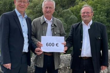Das Bild zeigt bei der Spendenübergabe  von l. n. r. : Bezirksrat Peter Schiele, Alt-Bezirkstagspräsident Jürgen Reichert und den ehemaligen  Bezirksrat Alois Stadler