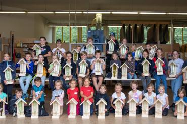 33 Kinder erkundeten zum Ferienabschluss die Zimmerei Stark GmbH und die Schreinerei Stark GmbH und lernten so den Arbeitsplatz und die Tätigkeiten von Mama und/oder Papa genauer kennen.