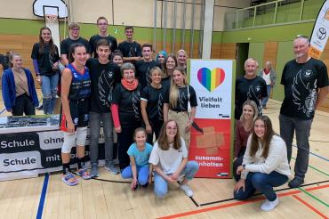 THG-Tag-Angelscup mit Schulleiterin Dr. Renate Rachidi, mittlere Reihe, dritte von links. Eingerahmt wird sie von den Projektverantwortlichen Sabrina Leidel (Lehrkraft) und Jonas Mohr (Schülersprecher THG). 