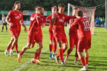 Das Bild zeigt den Jubel nach dem Tor - Fabian Triebel und Johannes Müller (Nr. 10)