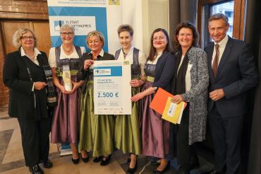 von links: Ministerialdirektorin Dr. Ulrike Wolf, CID Team Christiane Kickum, Claudia  Kretzschmar, Andrea Eisen und Tamara Haein, Andrea Bastian, Sparkassenverband Bayern, und Wolfgang Puff, Hauptgeschäftsführer Handelsverband Bayern e.V.