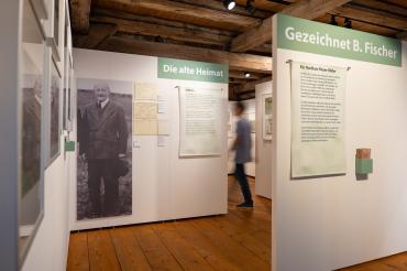  Blick in die aktuelle Sonderausstellung „Gezeichnet B. Fischer – Ein  Nachlass Rieser Bilder“.