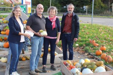 400 Euro Spende an die Nörlinger Tafel aus Kürbisverkauf.