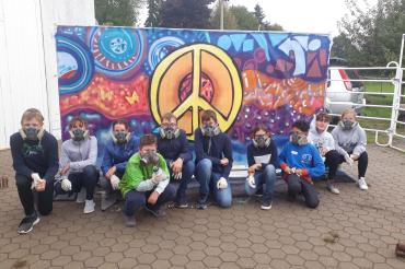 Im Graffitiworkshop gestalteten die Jugendlichen einen Banner, der jetzt im Jugendtreff „JUMI“ in Wemding zu sehen ist.