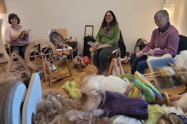 Die Frauen von der Spinnstube Oberappenberg zeigen ihr Können.