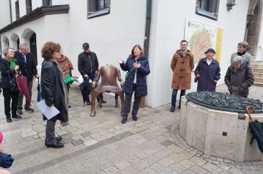 Tuchnowskis Werk steht an der südlichen Ecke des Rathauses, nahe dem Stadtmodell aus demselben Material. 