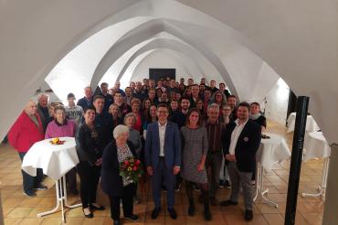 Oberbürgermeister David Wittner bedankte sich bei allen Helferinnen und Helfern des diesjährigen Sommerferienprogramms bei einem Empfang im Rathausgewölbe