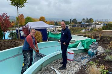 Nach einer erfolgreichen Saison wird das Freibad winterfest gemacht und die Geländerutsche umfassend saniert.