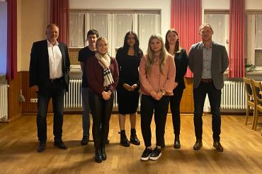 Das Bild der erfolgreichen Absolventen in der Firmengruppe Eisen-Fischer mit ihren Geschäftsführern zeigt von links Eisen-Fischer Geschäftsführer Volker Baumgärtner, Julian Wessel, Stefanie Steinmeyer, Melisa Vuran, Karmen Najdul, Celine Steinmeyer und MCT-Geschäftsführer Axel Herrmann. Auf dem Bild fehlen Luca Aue, Sevda Bahadir, Dominik Huber und Valentin Schimpp. 