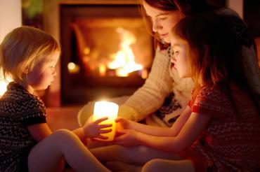 Mit kindgerechten Ritualen können Familien sich gemeinsam an Verstorbene erinnern. 