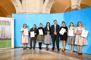 Ministerpräsident Dr. Markus Söder und Landwirtschaftsministerin Michaela Kaniber gemeinsam mit den sechs Preisträgerinnen. Von links nach rechts Elisabeth Schreiner, Nora Wölfert, Anna Landes, Claudia Fenzel, Lena-Maria Fischer und Daniela Golder-Eisenbarth.