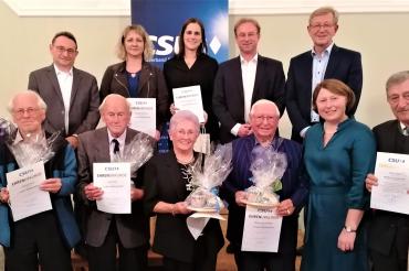 Ehrengäste und Jubilare auf der 75-Jahr-Feier der CSU Rain am Lech (obere Reihe v. l. n. r.: Ulrich Lange (MdB, Monika Stemmer, Dr. Manuela Hackenberg, Wolfgang Fackler (MdL), Bezirksrat Peter Schiele; untere Reihe v. l. n. r.: Marc Ginal, Konrad Latus, Josef Mayr, Anni Grueber, Werner Nürnberger, Ortsvorsitzende Claudia Marb, Josef Gastl) 