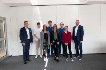 Der geschäftsführende Gesellschafter Johann Sailer (links) und der kaufmännische Leiter Stefan Schweitzer (rechts) V.l.n.r.: Sebastian Lechner, Christina Palzer, Niklas Schelshorn, Sarah Geitner, Nico Zach, Julia Hofer