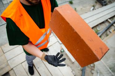 Ganz so leicht geht der Job auf dem Bau nicht immer von der Hand. Gerade für Azubis läuft auf den Baustellen und in den Betrieben nicht immer alles glatt, so die Beobachtung der IG BAU. Berufsstarter sollten sich deshalb für ihre Belange einsetzen – und bei den laufenden Wahlen zur Jugend- und Auszubildendenvertretung mitmachen.