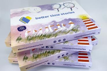 Die eigens konstruierte Verpackung von DS Smith für Better Times Stories kombiniert nicht nur ein einfaches Handling mit einem ansprechenden Druckbild. Die außen im innovativen Digital Pre-Print und innen im High-Quality-Flexo-Post-Print bedruckte Lösung bietet ein echtes Auspackerlebnis für die Kinder. 