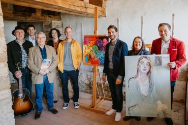 Im Bild sind die Künstler, Bürgermeister und die beide Sponsoren mit den Kunstwerken zu sehen 