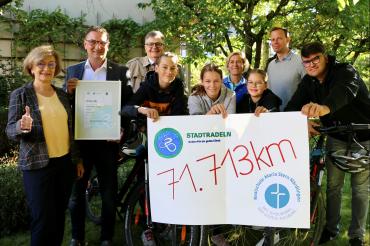 Das Bild zeigt (V.l.n.r.) 1. weitere Stellvertreterin des Landrats Ursula Kneißl-Eder, Radverkehrsbeauftragter Alexander Wolfinger, VR-Kreisverbandsvorsitzender Paul W. Ritter, Lehrerin Karin Lessmann, Schulleiter Andreas Kiesl sowie die Schülerinnen und Schüler der Realschule Maria Stern aus Nördlingen.