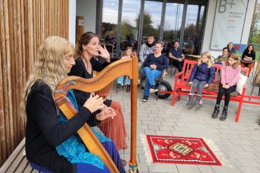 Eine märchenhafte Auszeit gab es beim Blossenauer Bücherbasar mit Geschichtenerzählerin Ulrike Mommendey und Harfenistin Eva Maria Kirschner.
