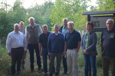 Das Bild zeigt von links: Stadtrat Konrad Müller, Marc Koch (Bereichsleiter Forst am AELF), Volker Bauer, MdL, Förster Willi Weber, 1.Bürgermeister Günther Pfefferer, Dr. Reinhard Bader (Leiter des AELF), Wolfgang Fackler, MdL, Maria Mittl (Vorsitzende der WBV Nordschwaben) und 1. Bürgermeister Alfred Maderer (Langenaltheim).