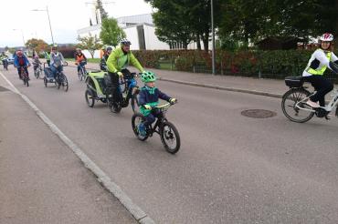Nicht immer ist radeln so sicher und macht so viel Spaß wie bei der Kiddical-Mass-Demo im September.