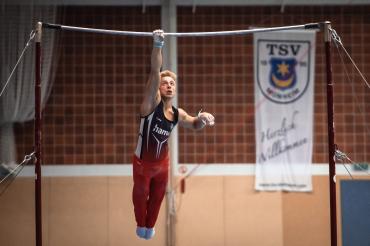 Julius Hartrich am Reck. 