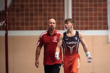 Kämpferische Leistung des TSV und tolle Moral bewiesen. Ferrie Blümel vor seiner Reckübung.