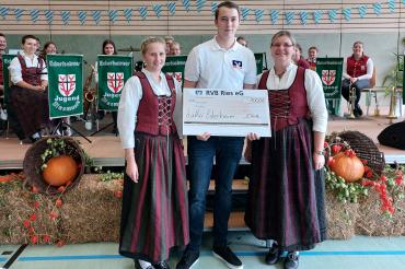 von links: Jugendleiterin Marie Stadelmeier, Maximilian Heller von der RVB Ries und Jugenddirigentin Elke Ruf. 