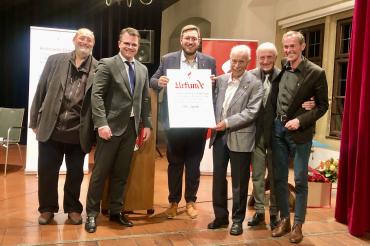 Der Ehren-Präsident der Arge Süddeutscher Heimat- und Kinderfeste Hans-Peter Mattausch, Donauwörths Oberbürgermeister Jürgen Sorré, der amtierende Präsident der Arge Maximilian Mattausch, Ehren-Vize-Präsident Felix Späth, Ehren-Vize-Präsident Peter Dick und der Dinkelsbühler Oberbürgermeister Dr. Christoph Hammer bei der Ehrung in Dinkelsbühl
