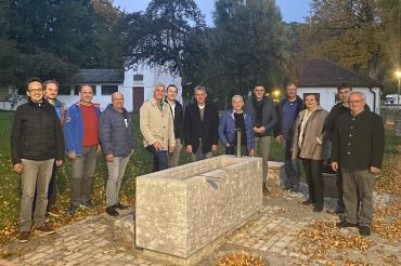 Im Bild sind der Bürgermeister Drexler und der Stadtrat von Wemding vor der neuen Handkneippe zu sehen