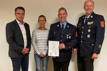Das Bild zeigt von links (von links) Donauwörths Oberbürgermeister Jürgen Sorré, die Leiterin Kinderfeuerwehr Natalie Reitschuster, Kommandant Ulrich Reitschuster und Stadtbrandinspektor Alexander Zobel.