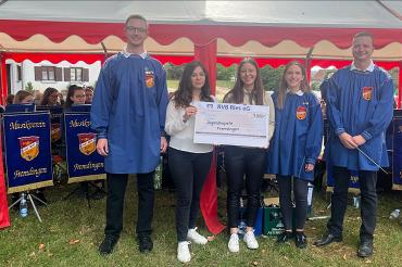 Das Bild zeigt von links: Jugendleiter Benedikt Maier, Sophie Niederhuber und Maresa Nagler (beide RVB Ries), Jugendleiterin Magdalena König, Jugendkapelle-Dirigent Daniel Stimpfle.