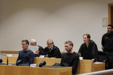 Am Vormittag des zweiten Prozesstages ließ der 28-jährige Hauptangeklagte durch seinen Verteidiger eine erste Erklärung verlesen.