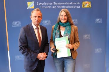 Bianca Brandner wird mit dem grünen Engel ausgezeichnet.