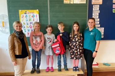 Im Bild ist die Rektorin, Klassenlehrerin und vier Schüler der wemdiger Grundschule zu sehen