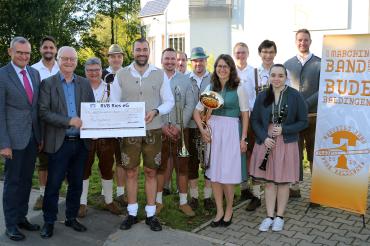 Unser Bild zeigt von links: Helmuth Wiedenmann (Vorstandsvorsitzender VR-Bürgerstiftung Ries), Stiftungsgründer Helmut Guckert, Michael Mittring (Leiter Marching Band der Bude Baldingen) mit Band-Mitgliedern. 