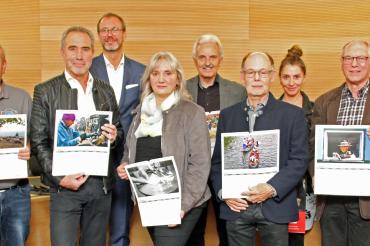v.l.n.r.: Verein der Oettinger Film- und Fotofreunde Martina Grimm und Thomas Schneid, von der Fotogruppe 80 Donauwörth die Mitglieder Wolfgang Felkl, Daniela Mildner, Josef Kessler, Werner Kunz, Adriana Häusler und Erwin Nitsche mit Sparkassendirektor Michael Scholz (vierter von links) und dem Bereichsdirektor Vertriebsmanagement, Andreas Artner (rechts).